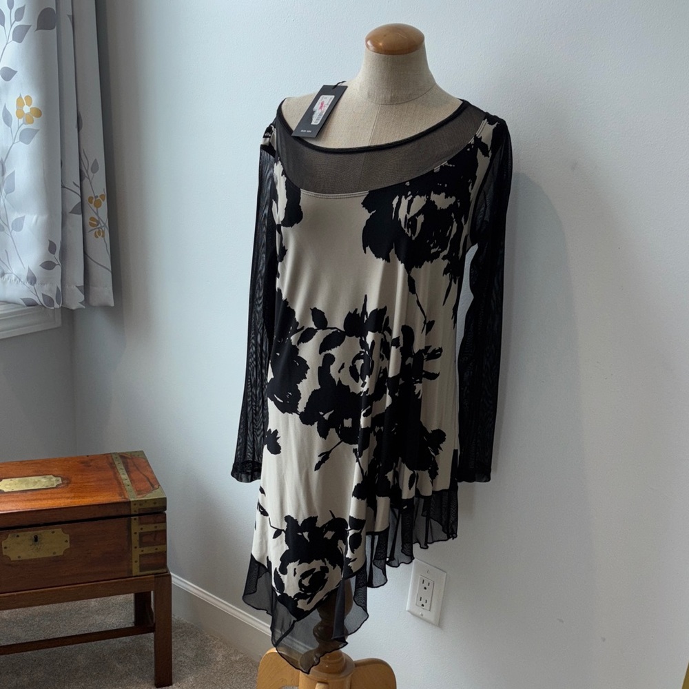 Gorgeous nwt Sun Kim dress size small